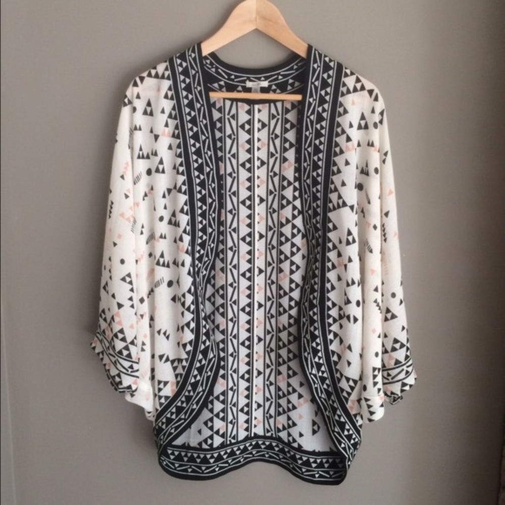 Ecote Black and White Kimono